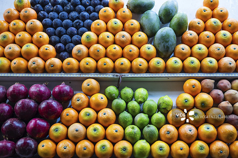 美丽地排列着的柑橘类水果在销售摊位上图片素材