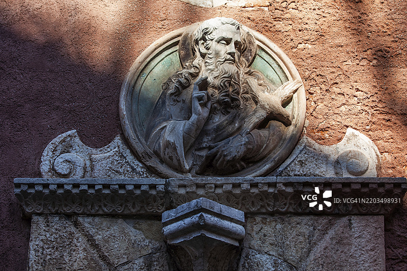 圣人雕像，石雕，位于意大利威尼斯圣维达尔教堂的外立面上，欧洲图片素材