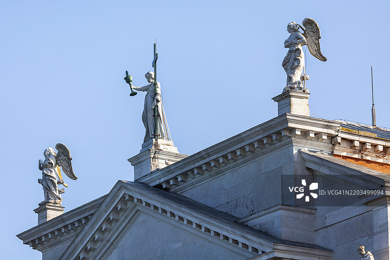 教堂外立面的石雕，圣人的雕像，圣救主教堂，威尼斯，意大利，欧洲图片素材