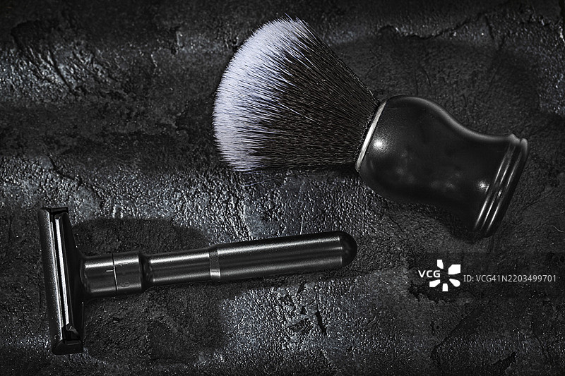 黑色理发工具安全剃须刀和剃须刷图片素材