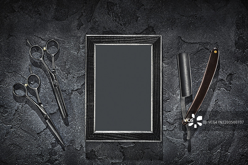 理发店概念，剪刀、直剃刀和空框架，留出空间供您填写文本图片素材