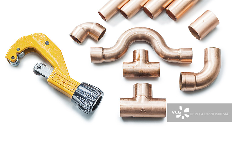 铜管和配件与管子切割器在白色背景下孤立展示图片素材