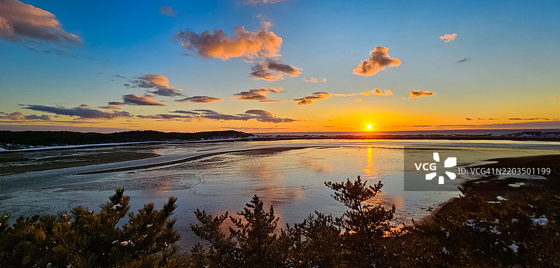 马萨诸塞州威尔弗利特的海洋与橙色天空的美丽景色图片素材