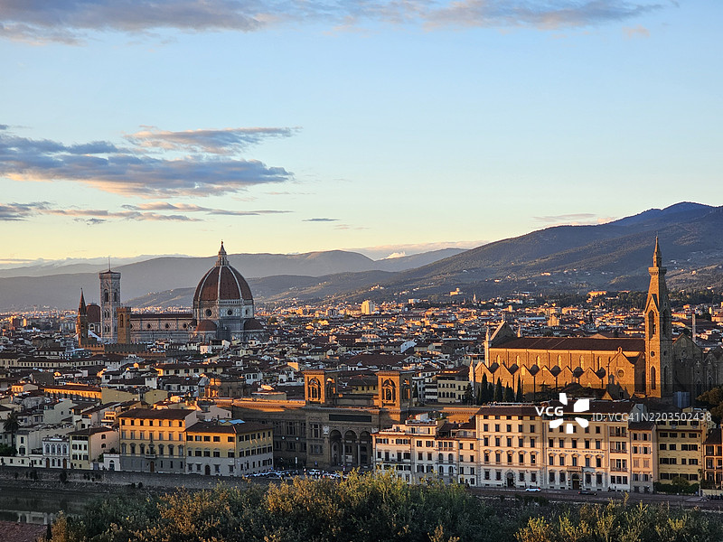 从米开朗基罗广场俯瞰佛罗伦萨的壮丽全景，金色日落时分。图片素材