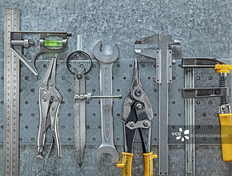 金属板上和金属薄板背景下的建筑工具组合图片素材