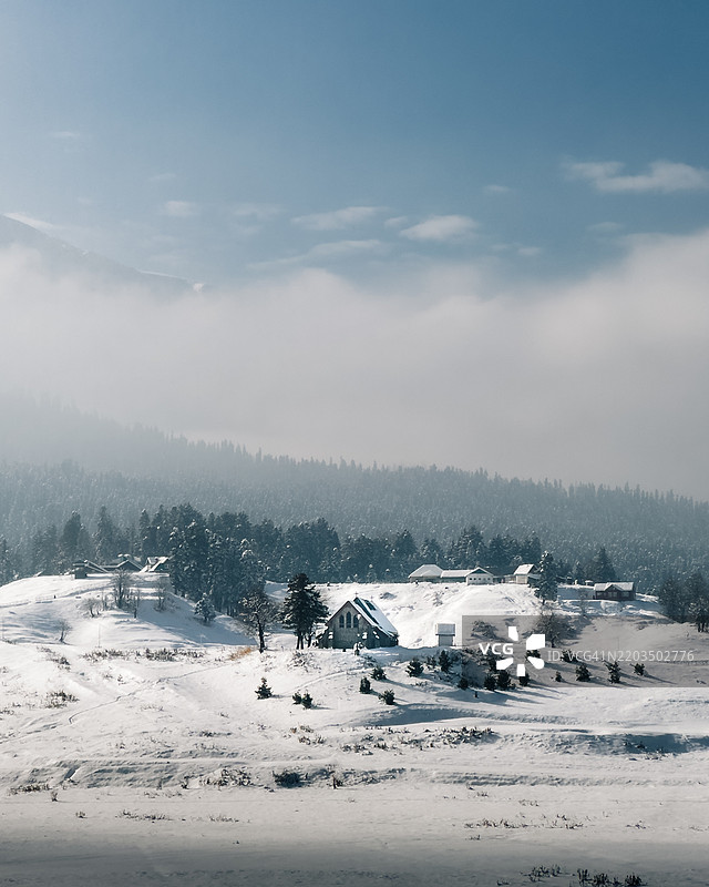 雪覆盖的土地与天空的美丽景色图片素材