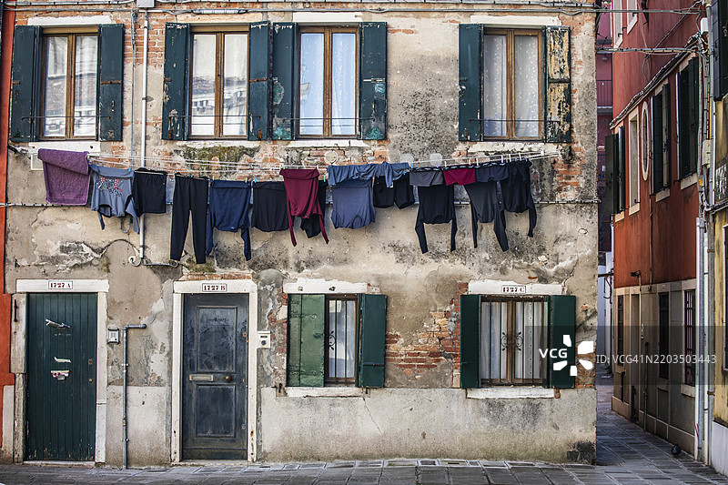 晾衣服的绳子，坎帕佐·圣塞巴斯蒂安，杜尔索杜罗，威尼斯，威尼托，意大利，欧洲图片素材