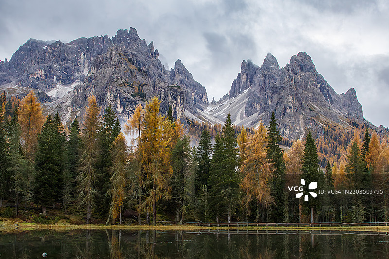 湖泊和山脉在天空下的美丽景色图片素材