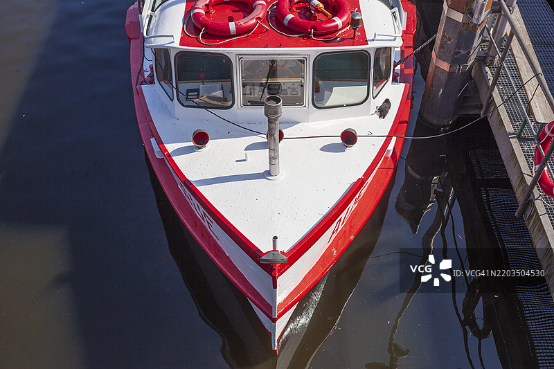 汉堡，德国，欧洲的年轻女郎码头上的阿尔斯特游船图片素材