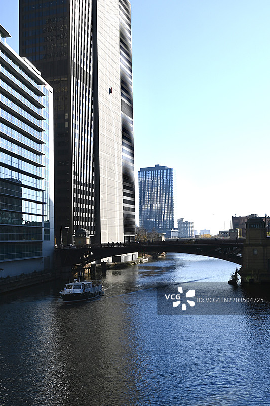 现代城市中清澈天空下的建筑景观图片素材