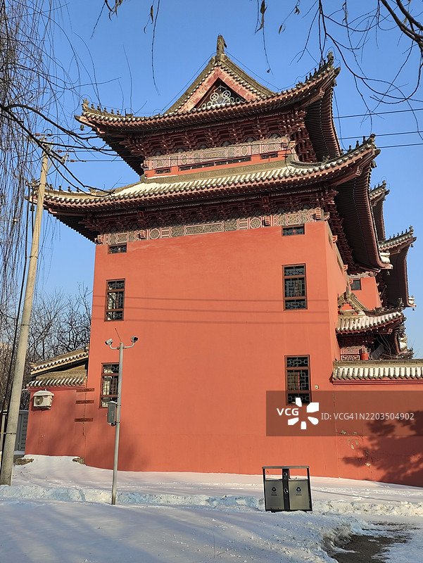 低角度视图的寺庙与天空相映图片素材