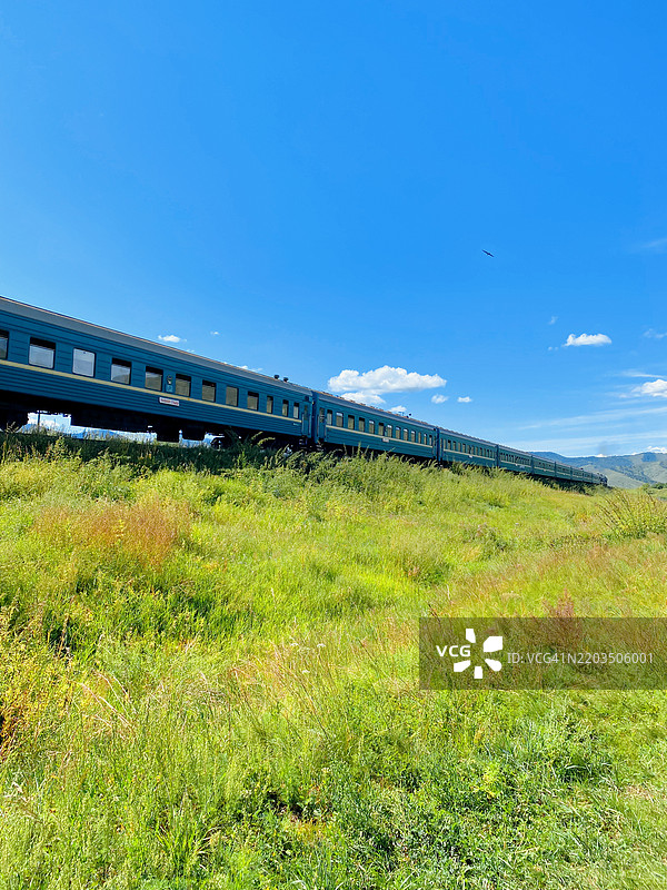 在蒙古锡林郭勒的蓝天与绿色草原之间训练图片素材