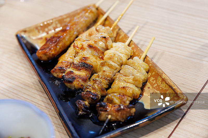 美味的烤鸡串拼盘。图片素材