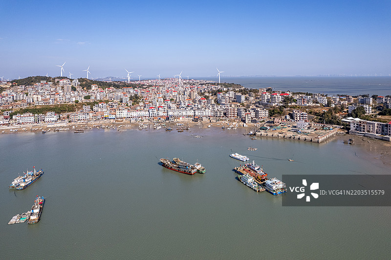 海边渔村的港口和渔船的鸟瞰图图片素材