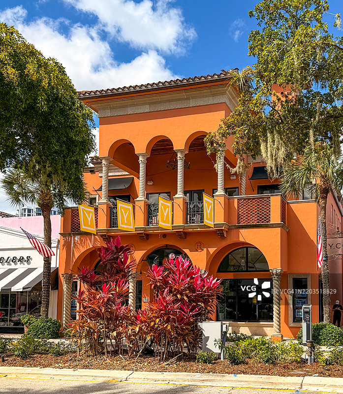 拉斯奥拉斯街上色彩鲜艳的商业建筑，劳德代尔堡图片素材