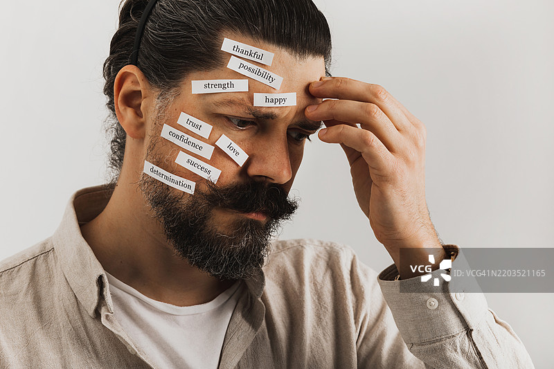 一位沉思的男人肖像，脸上带有励志的话语图片素材