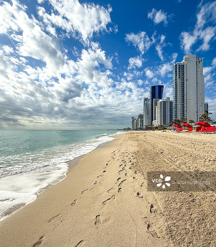 阳光岛海滩的豪华公寓大楼坐落在大西洋海滩上图片素材
