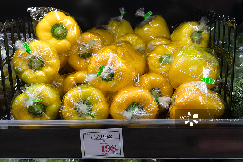 超市里的塑料袋装黄椒图片素材