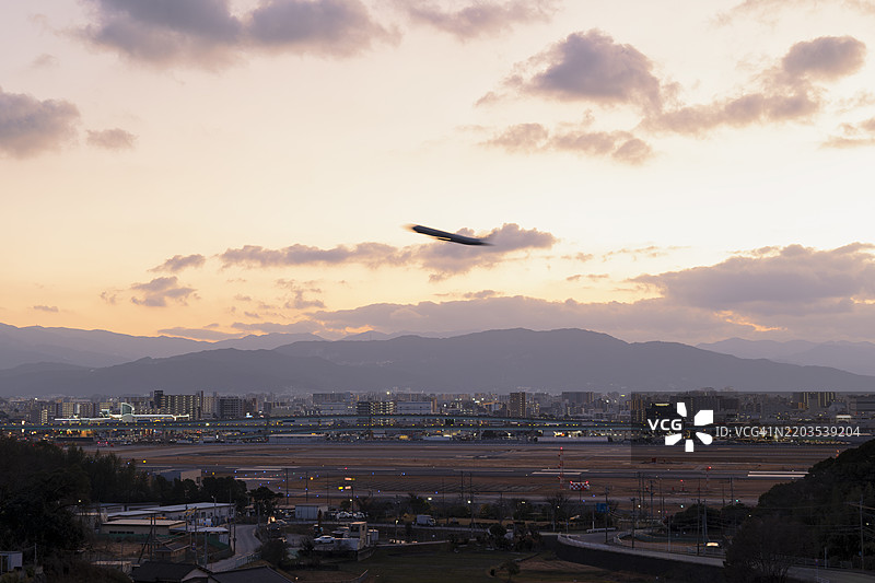 客运飞机从机场起飞图片素材