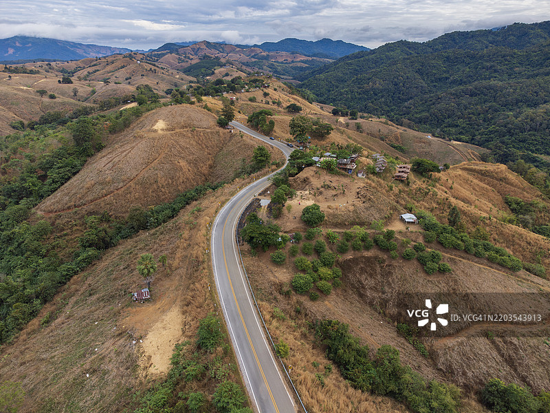 泰国普雷省日落时分的美丽空中景观，山间公路蜿蜒而过。图片素材