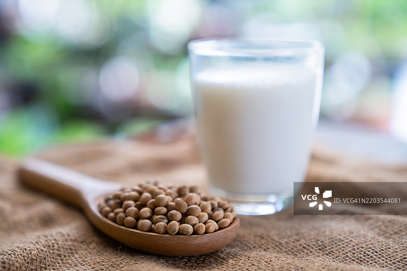 桌子上的豆浆。图片素材