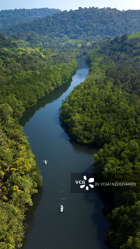 美丽的空中景观，展示了泰国Trat的库特岛，这是一座热带岛屿，周围是碧蓝的海洋、珊瑚礁和红树林。图片素材