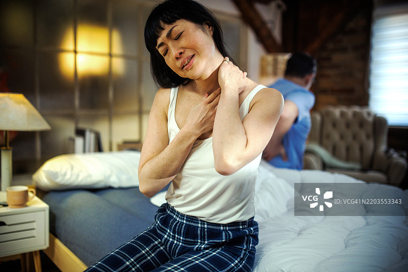 早上起床时感到背痛图片素材