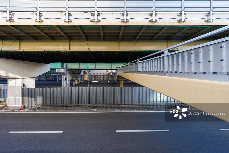 日本大阪现代城市中的空荡荡的人行天桥图片素材