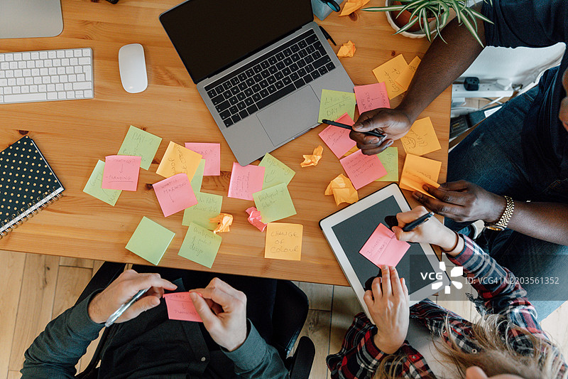自由职业者在进行新项目的工作图片素材