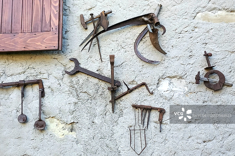 老式装饰铁器挂在房屋墙上图片素材