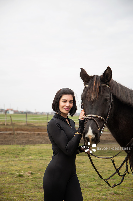 美丽的女人与马图片素材