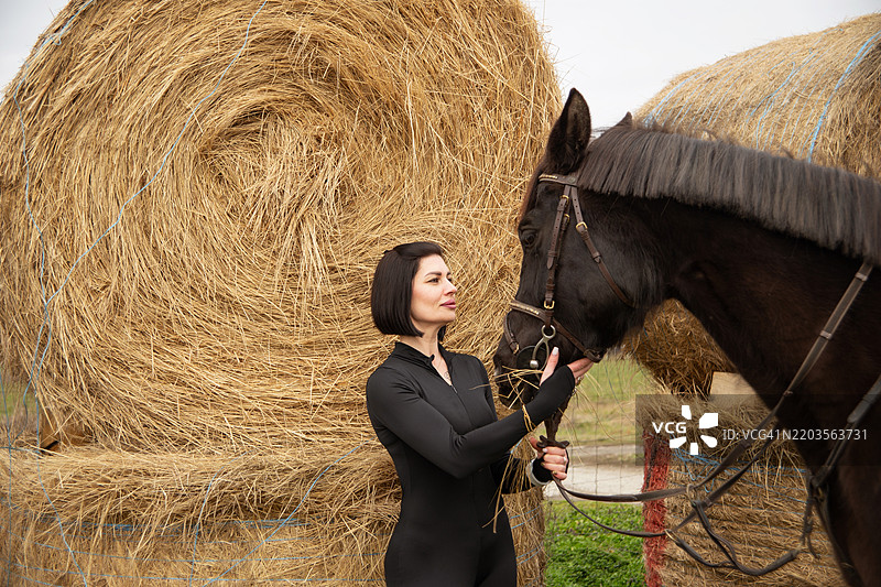 美丽的女人与马图片素材