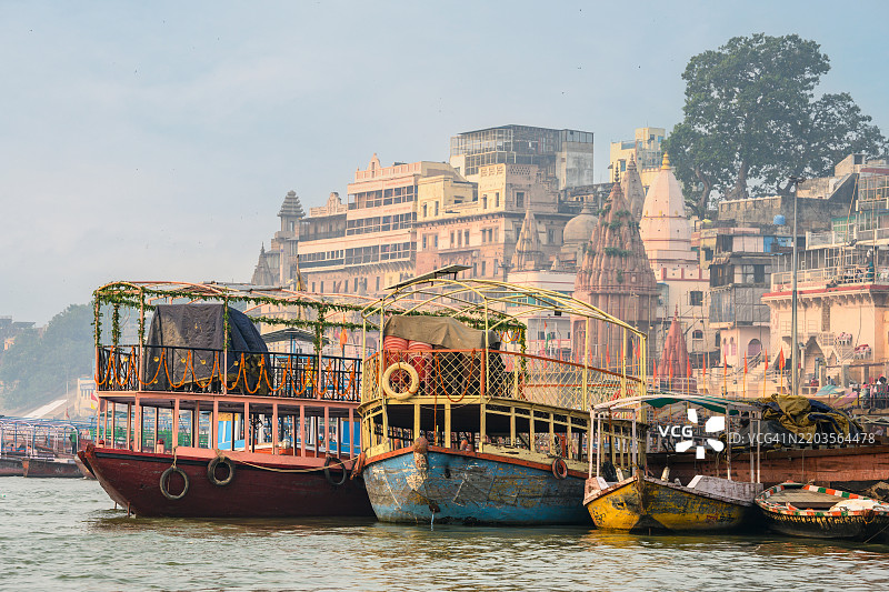 从恒河俯瞰瓦拉纳西老城的景色图片素材