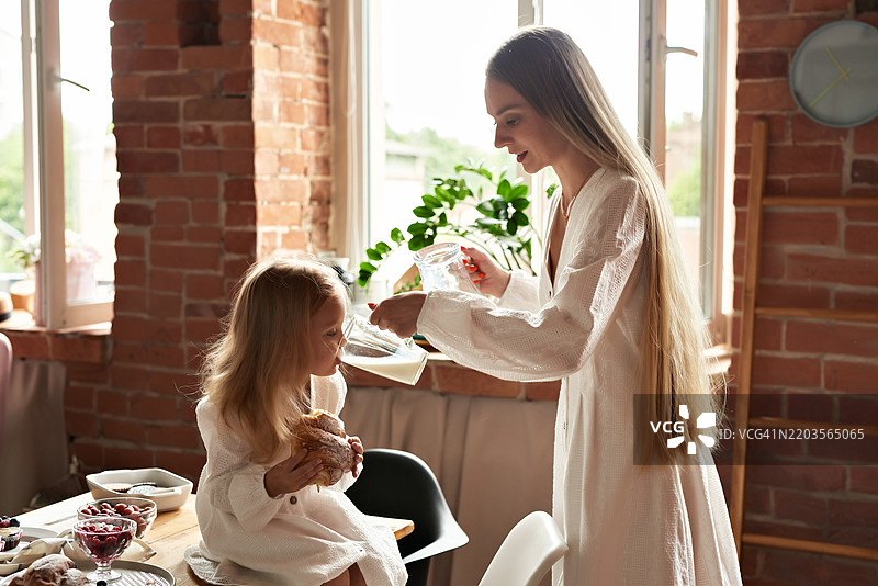 快乐的家庭。母亲和宝宝一起做饭。母亲节图片素材