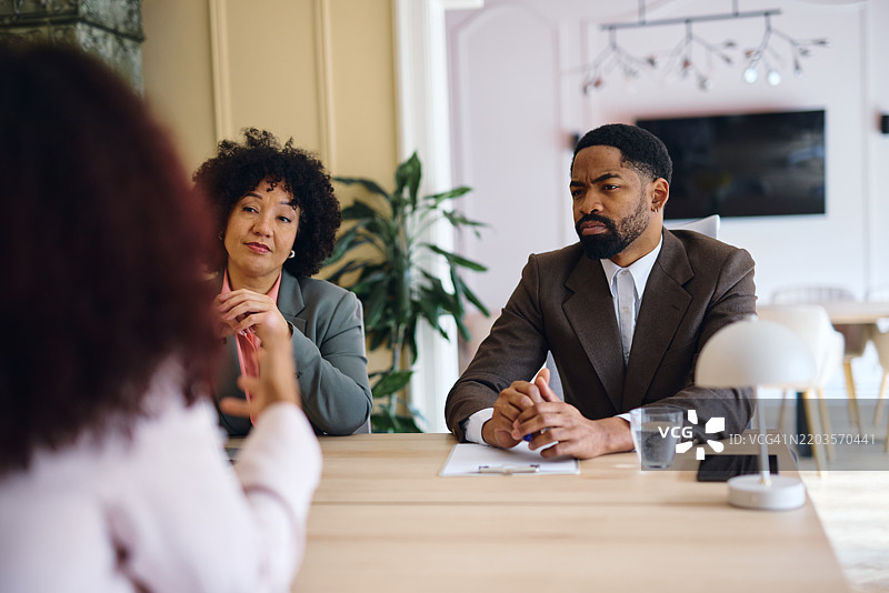 经理在现代办公室面试求职者图片素材
