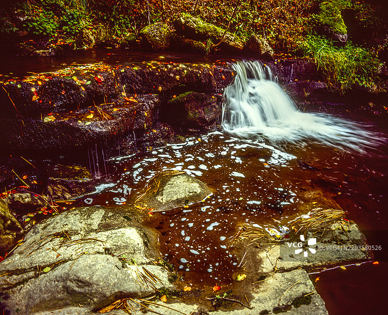 英国北约克郡斯基普顿。2003年10月10日。斯凯尔伯瀑布。图片素材