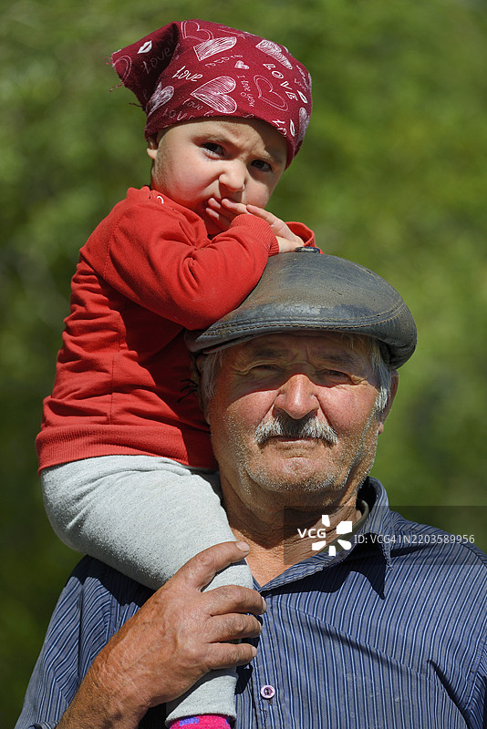 塔吉克斯坦，戈尔诺-巴达赫尚地区，瓦罕谷，宗周边，祖父与孙女图片素材