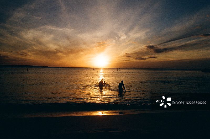 金色地平线：海边日落图片素材