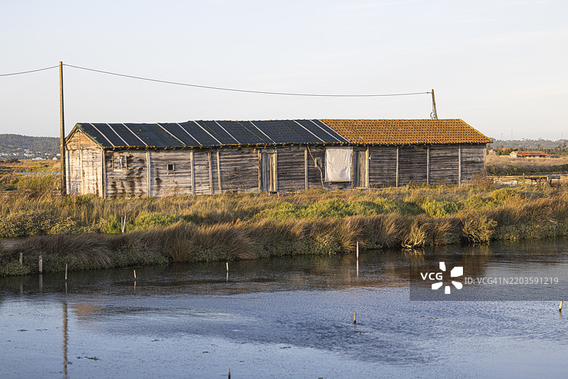 葡萄牙菲盖拉达福斯的海盐池中的盐仓。图片素材