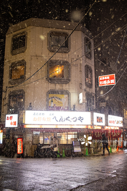 广岛的雪暴夜晚图片素材