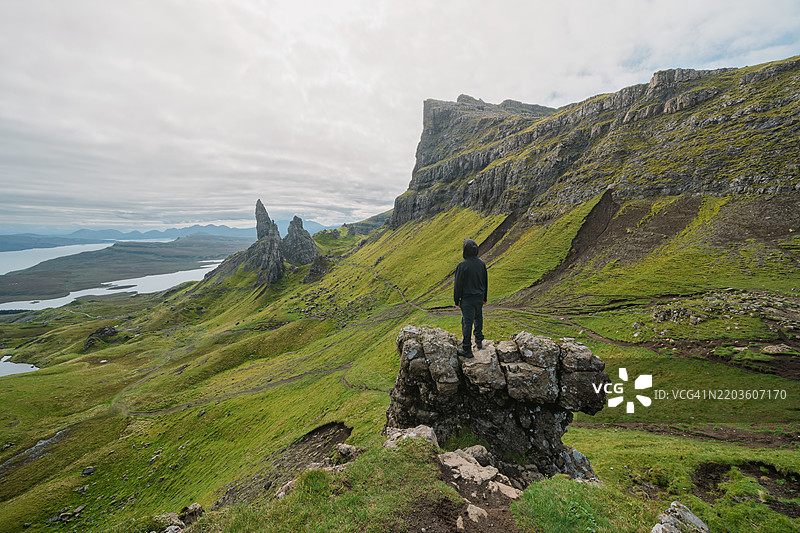 在苏格兰著名的斯托尔老人的剪影中，一个无法辨认的男人，体现了对旅行的渴望。图片素材