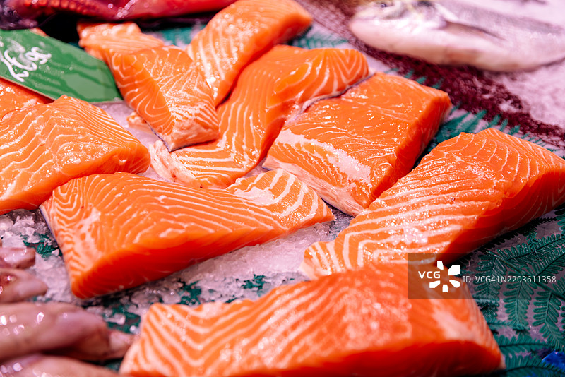 鱼市场出售新鲜三文鱼图片素材