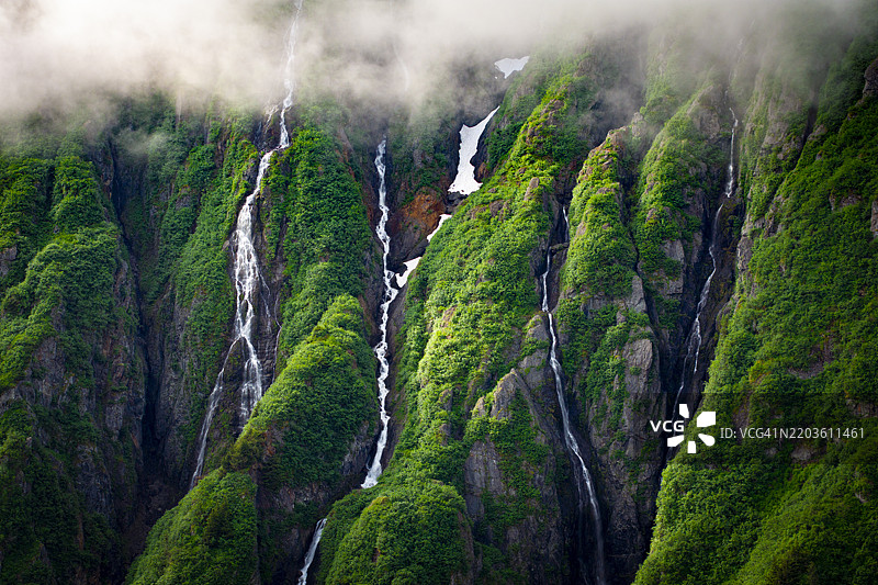 不列颠哥伦比亚省熊河峡谷的雾气缭绕的瀑布图片素材