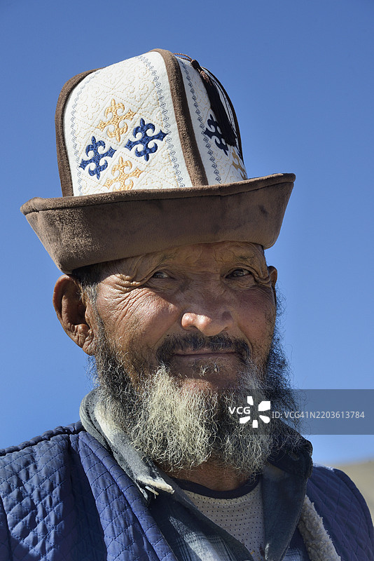 塔吉克斯坦，戈尔诺-巴达赫尚地区，穆尔加布，戴着传统吉尔吉斯帽的老人图片素材
