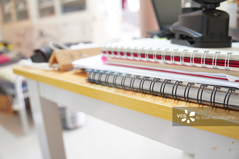 桌子上的笔记本图片素材