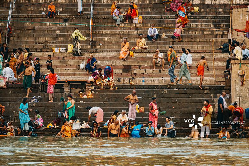 在瓦拉纳西恒河沿岸进行神圣仪式的人们图片素材