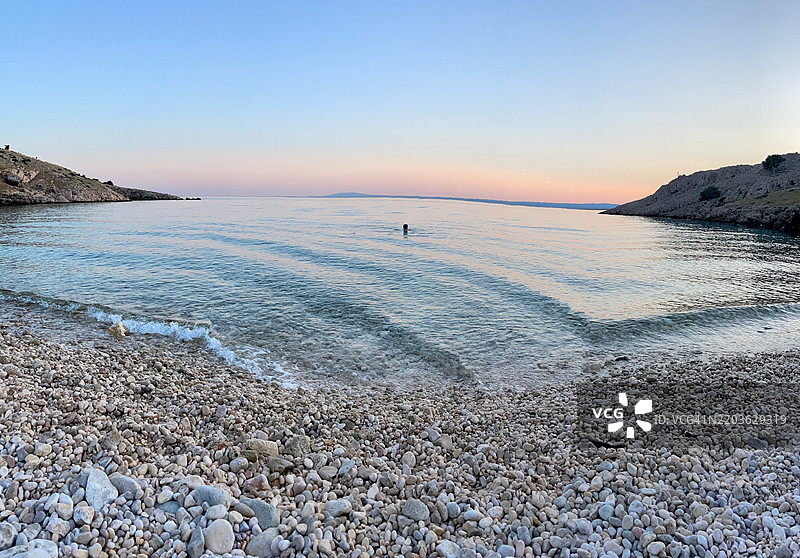 在孤独的海湾中游泳至晚图片素材