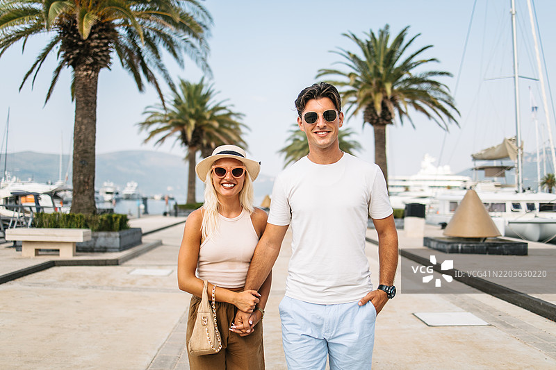 情侣在奢华度假中图片素材