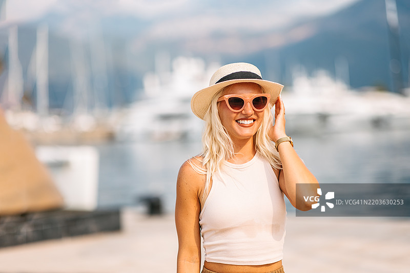 港口旁的美丽女人图片素材