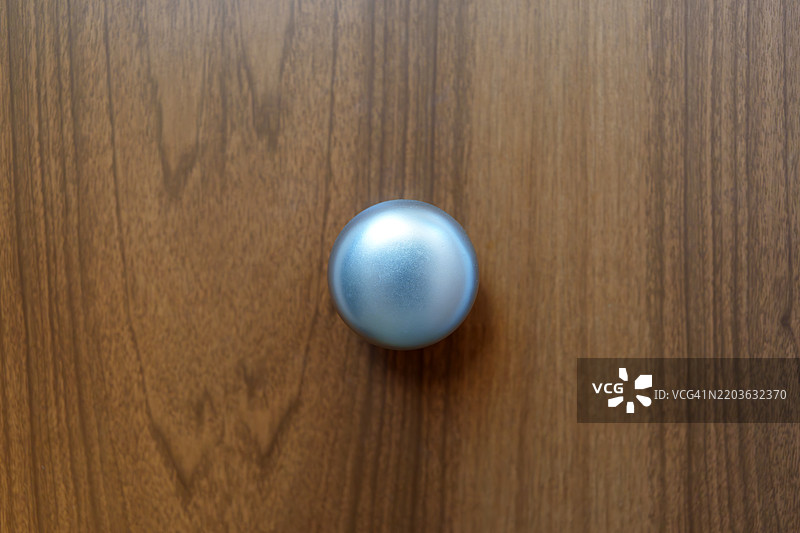 木柜上的圆形金属把手图片素材